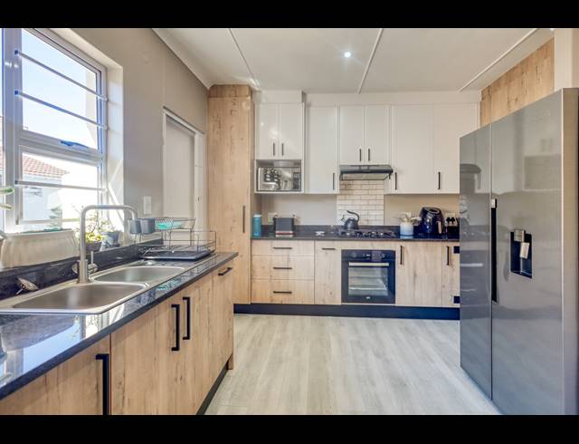 3 BEDROOM TOWNHOUSE FOR SALE IN BEACON BAY